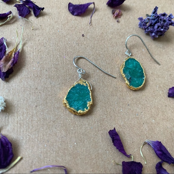 Emerald Green Stones w Gold Dipped Edges Earrings - Picture 12 of 13